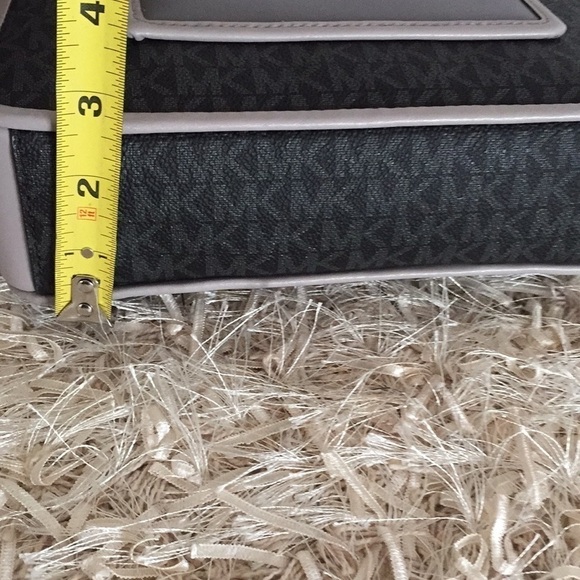 Michael Kors Gloria Pocket Swing Pack Crossbody - Picture 16 of 17